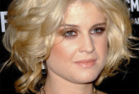 Kelly-osbourne-makeup-for-blondes-side
